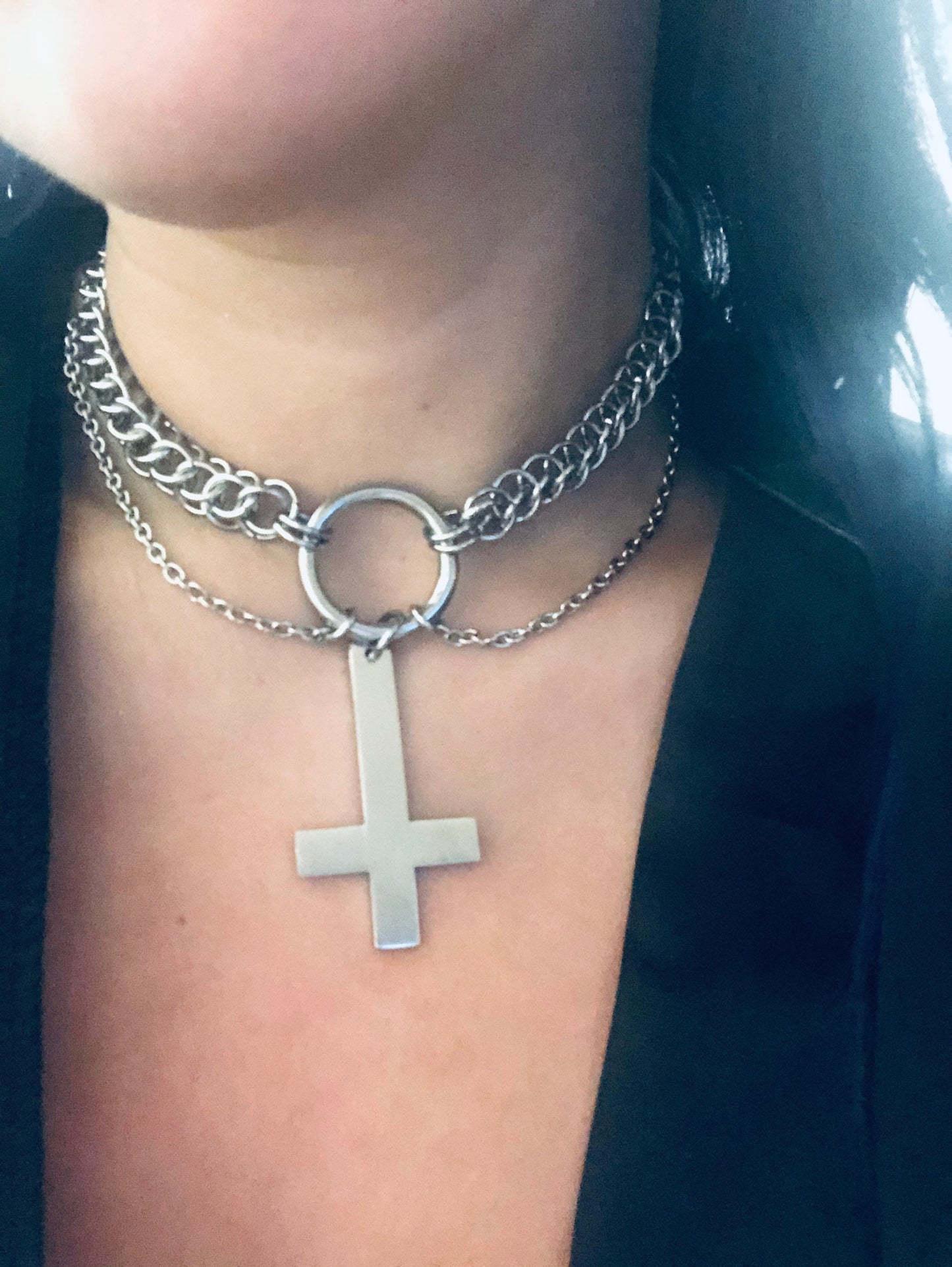 Inverted cross choker