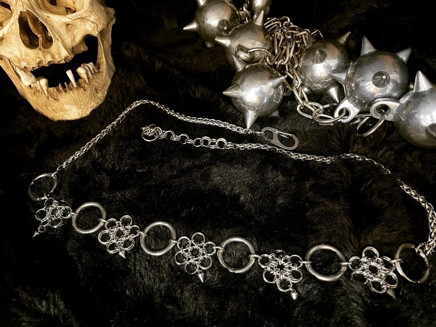 Daisy chain chainmaille belt