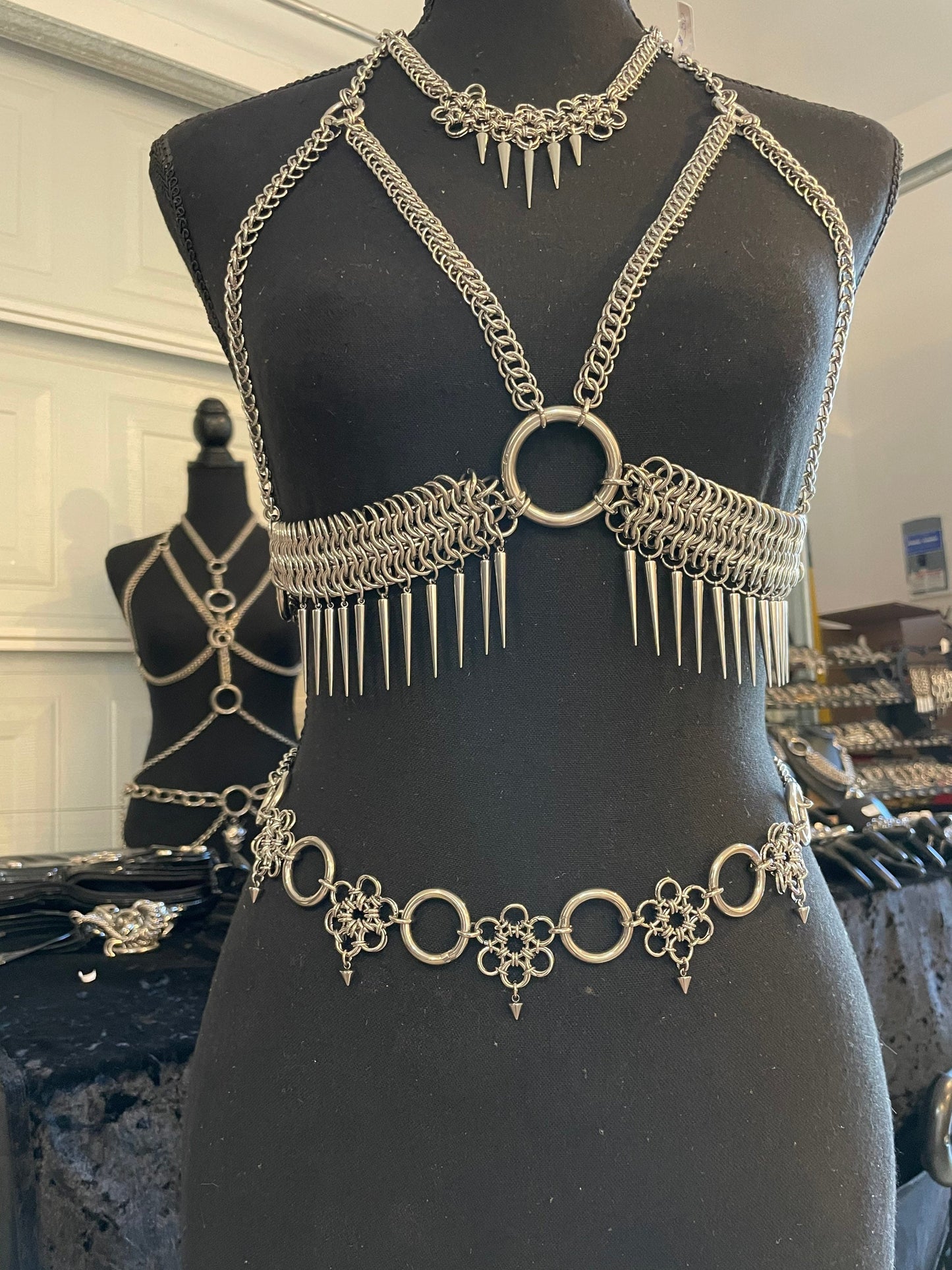 Daisy chain chainmaille belt