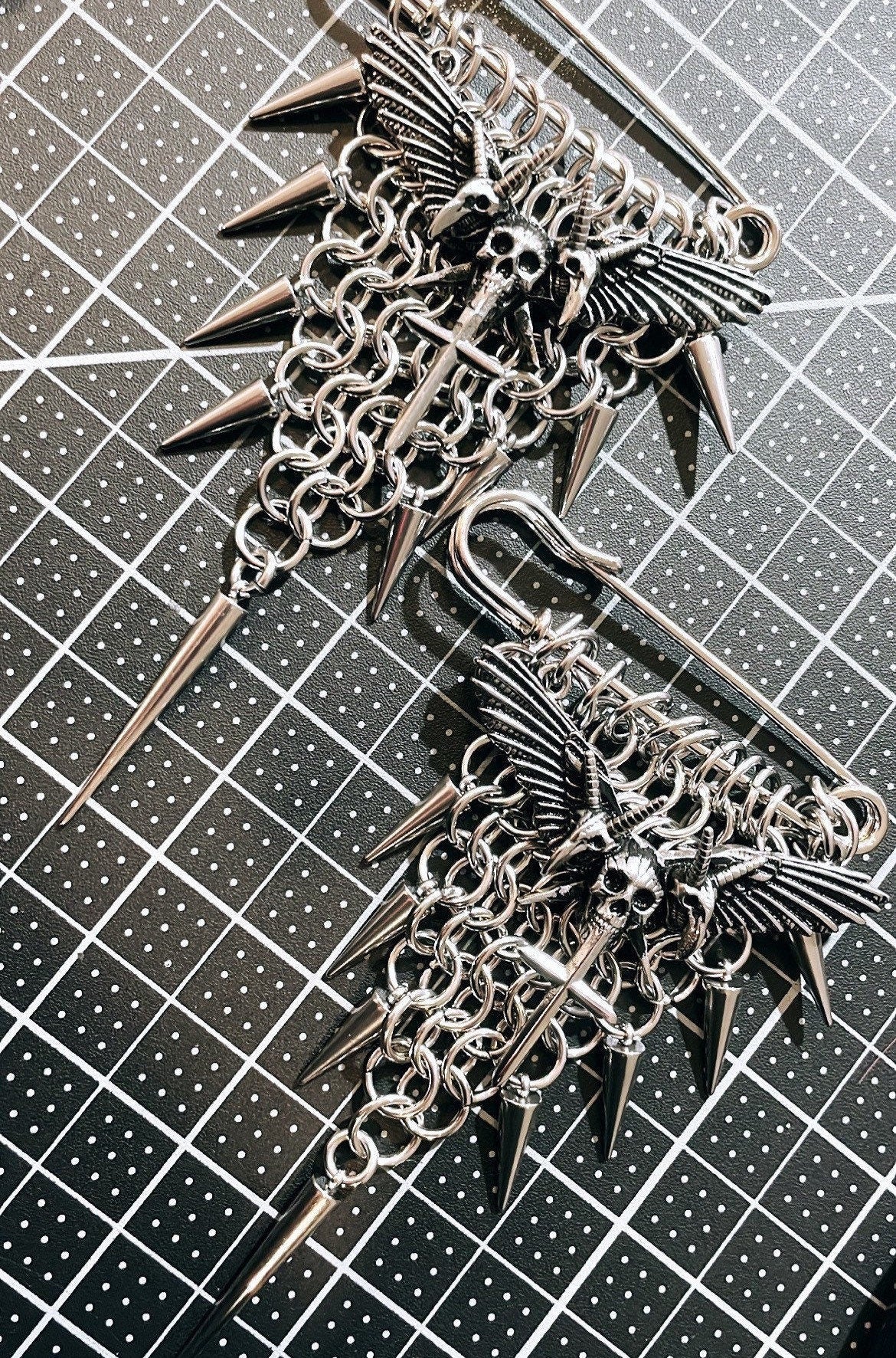 Chainmail gism brooch