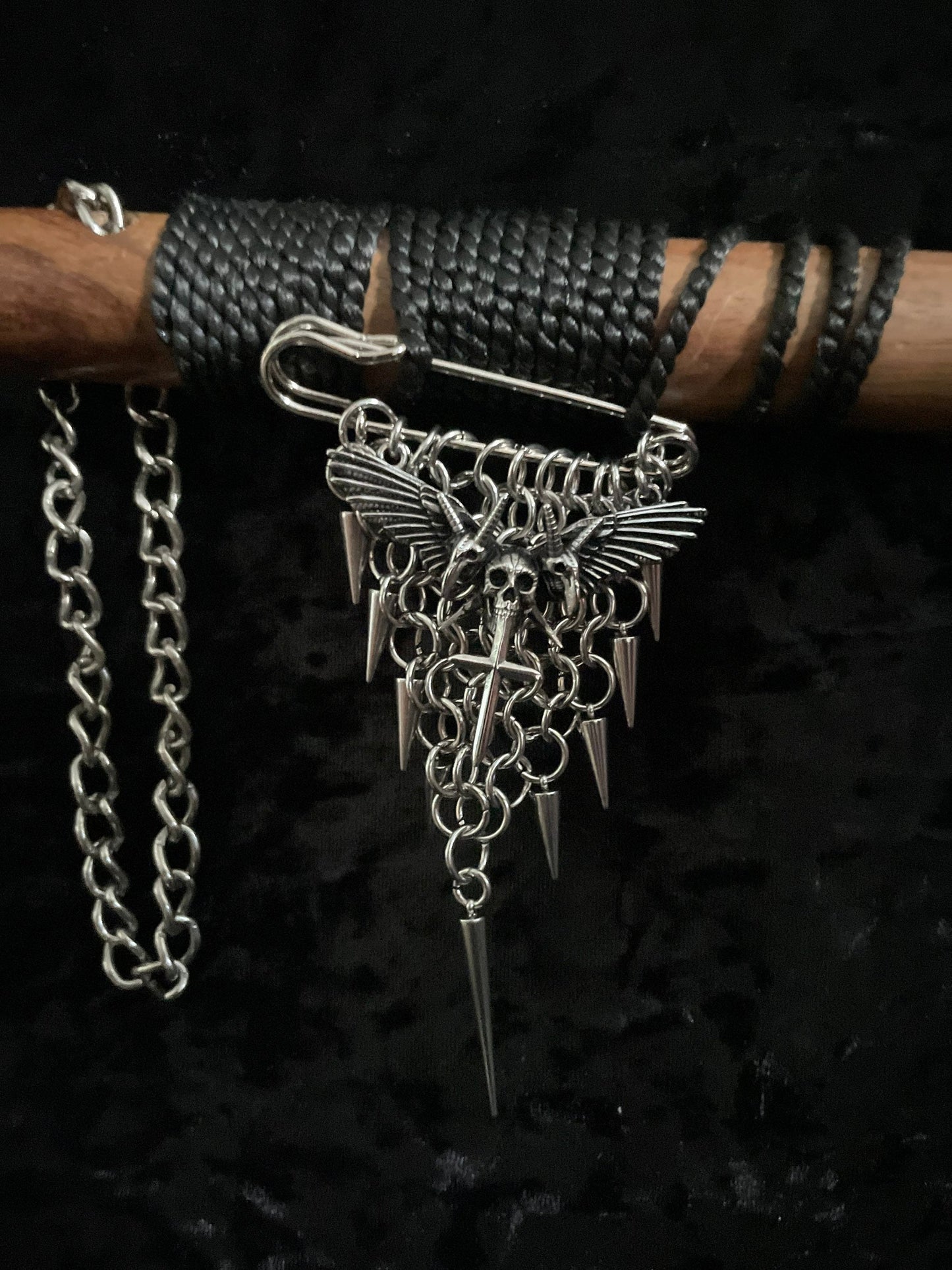 Chainmail gism brooch