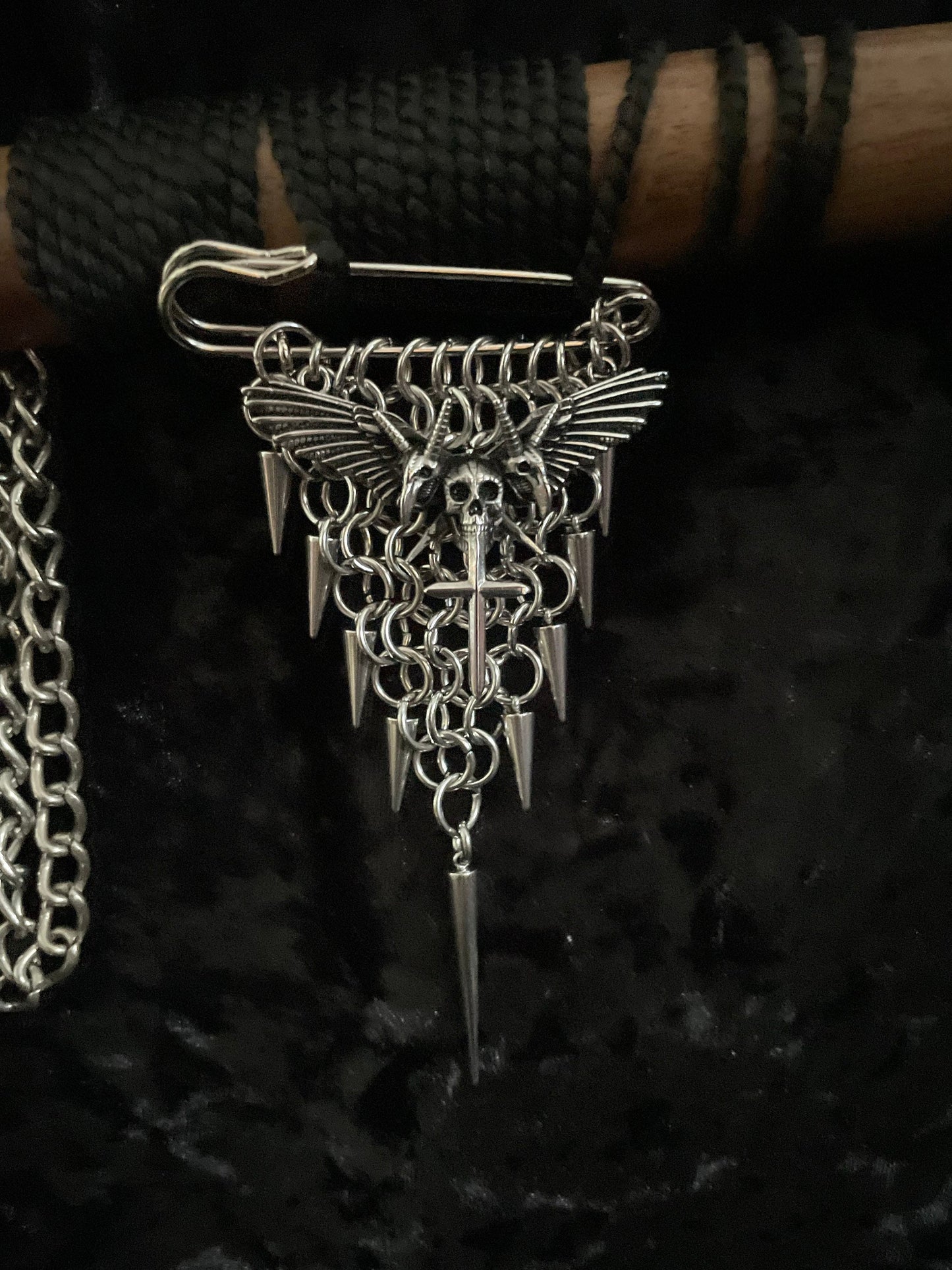 Chainmail gism brooch