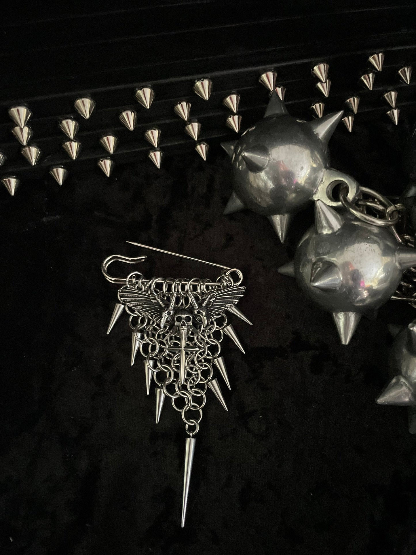 Chainmail gism brooch