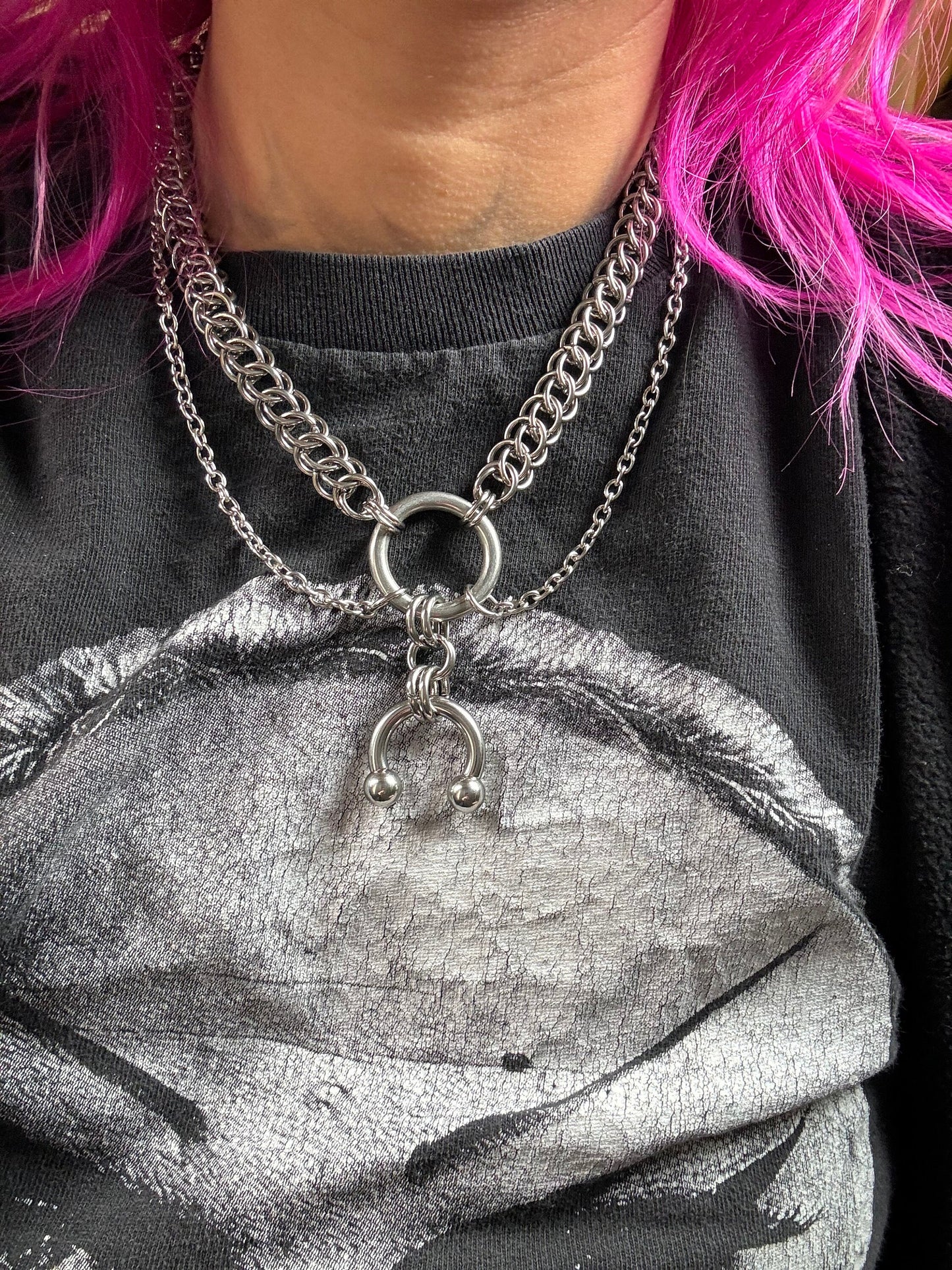 Chainmail horse shoe chain