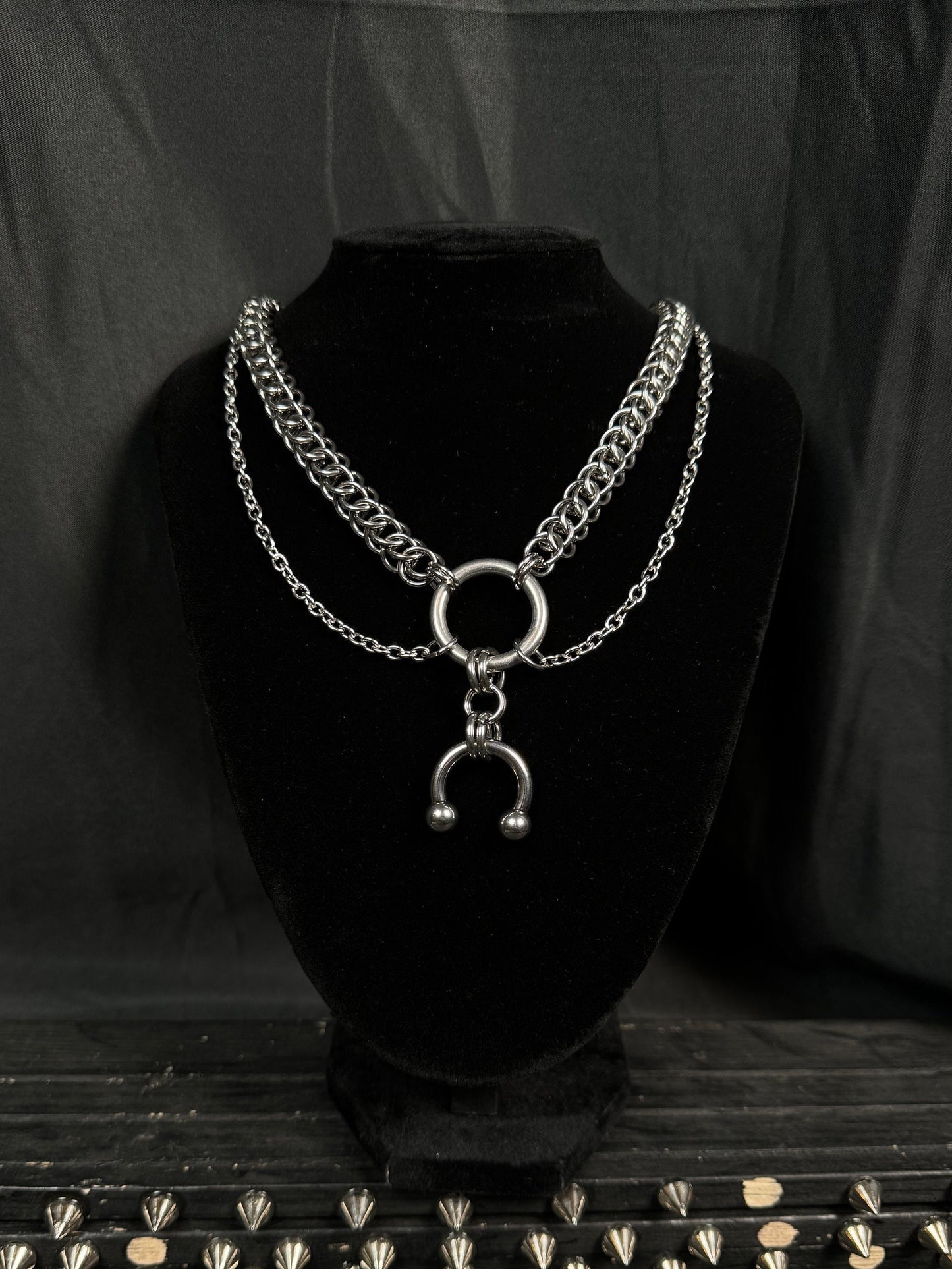 Chainmail horse shoe chain