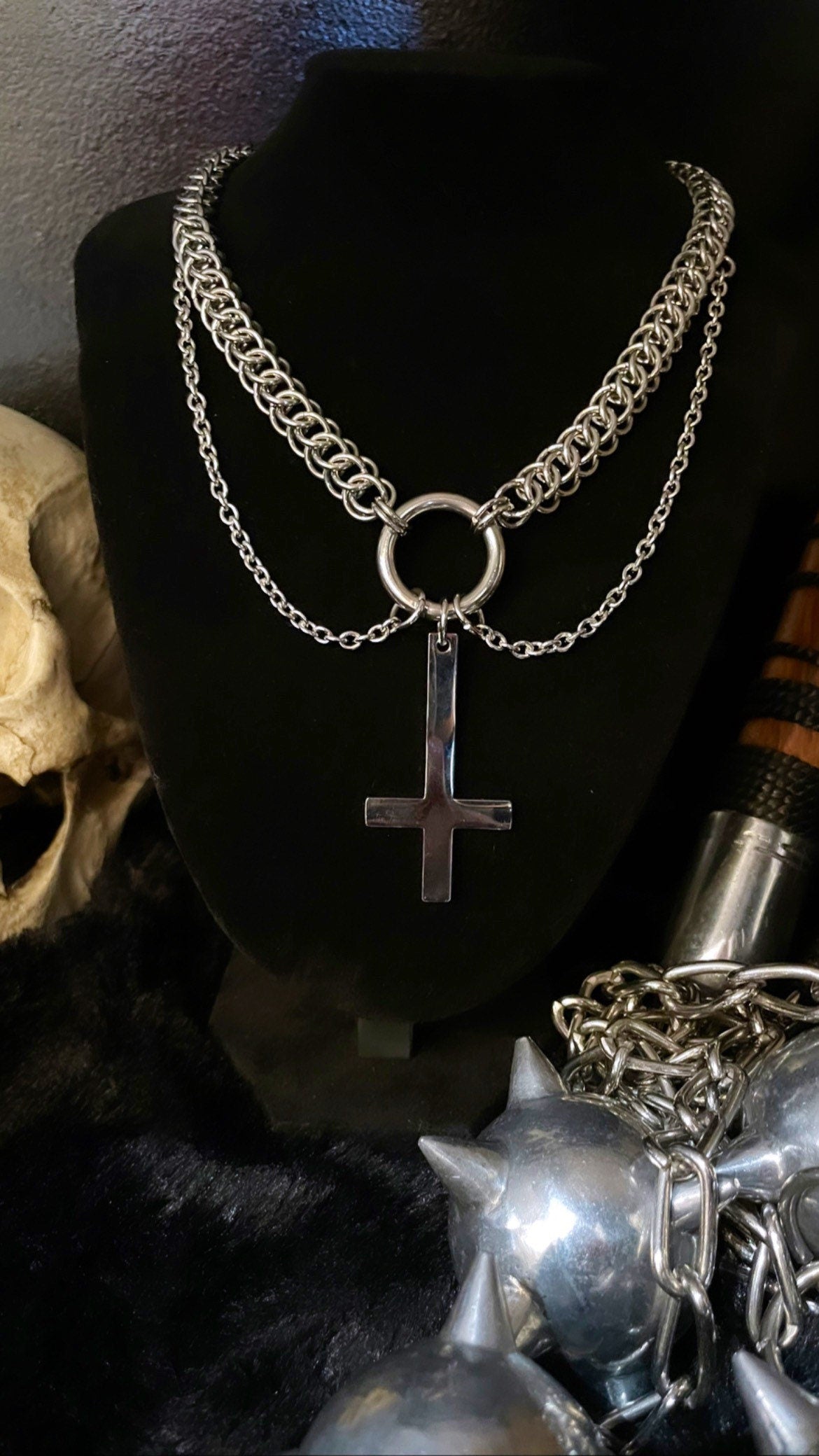 Inverted cross choker