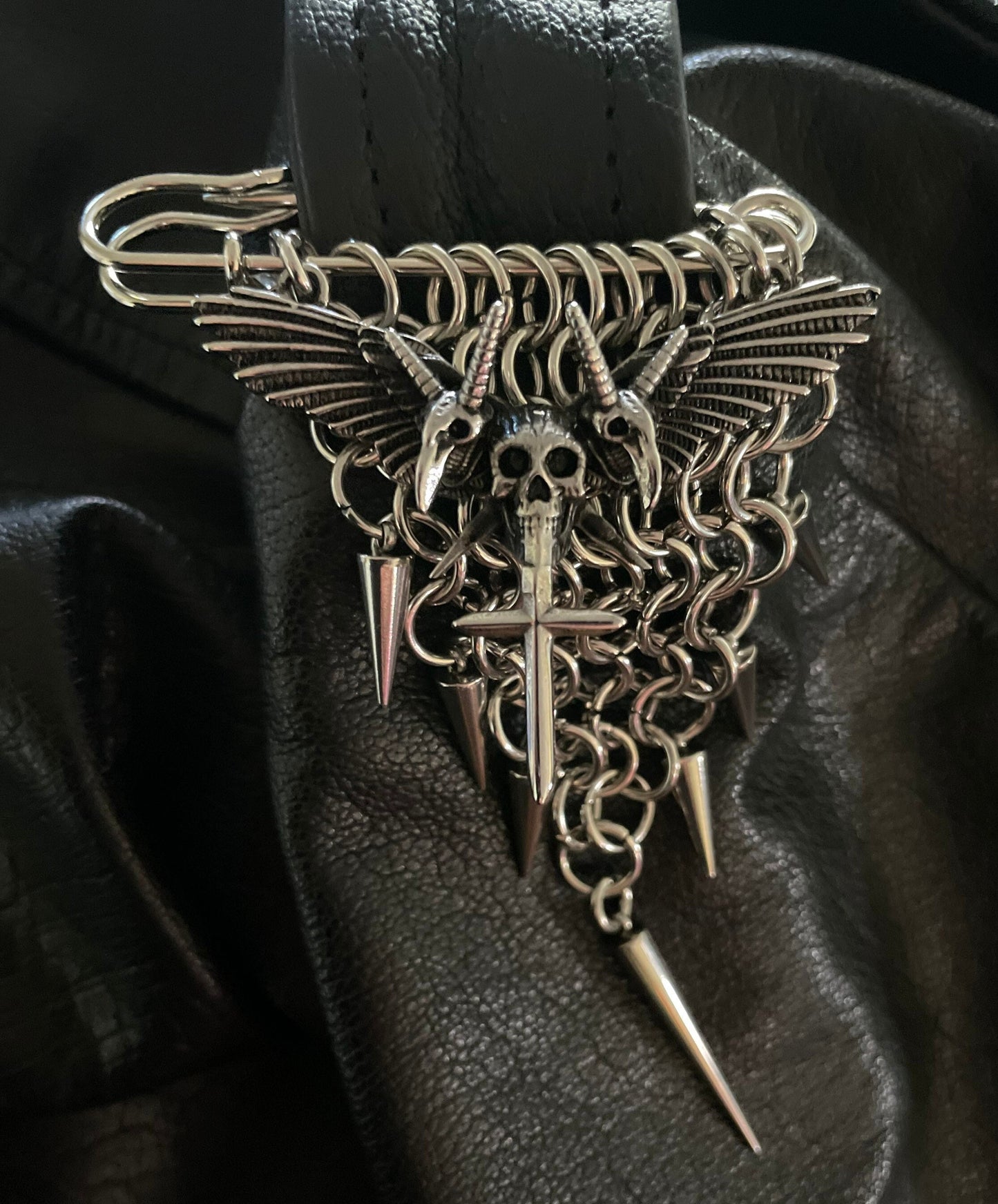 Chainmail gism brooch