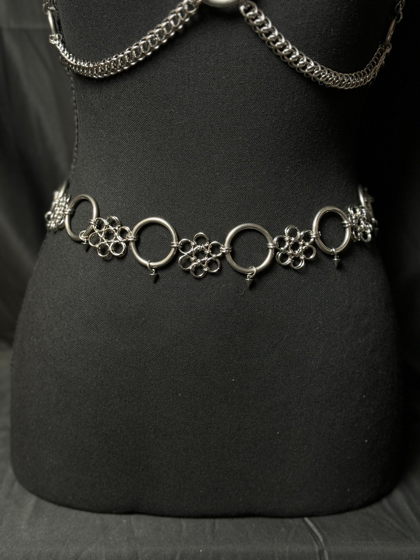 Daisy chain chainmaille belt