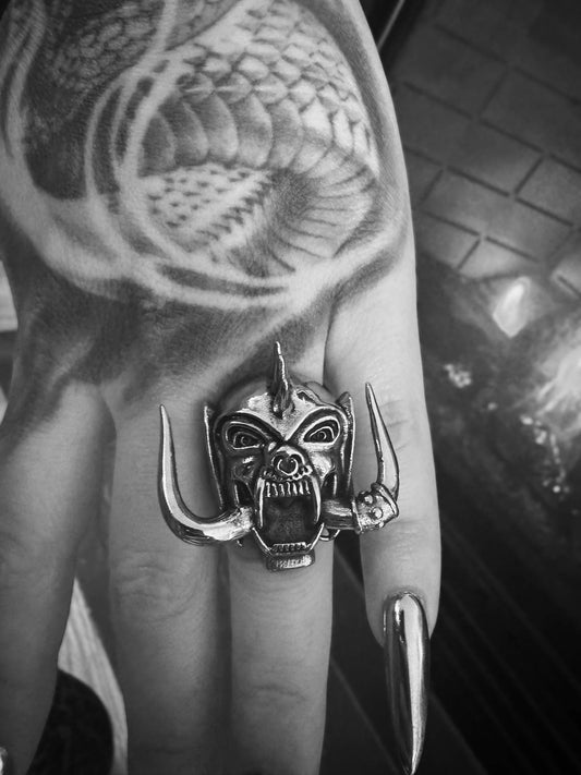 Snaggletooth ring