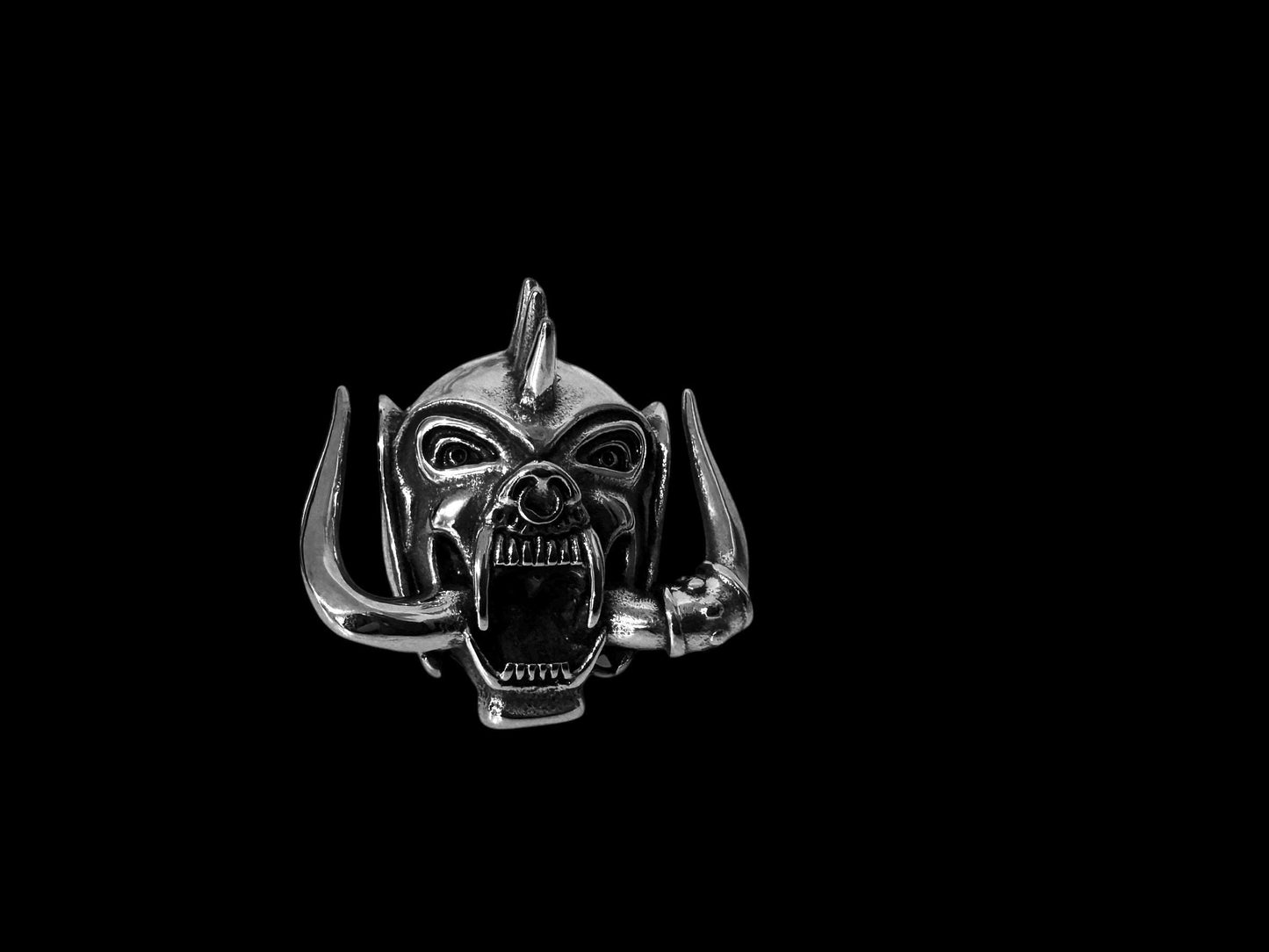 Snaggletooth ring